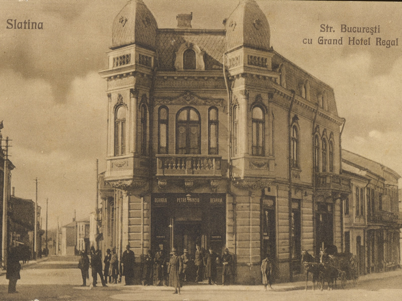 Carte poștală veche reprezentând vederea clădirii Grand Hotel Regal din Slatina, Str. București; Sursă foto: http://ro.wikipedia.org